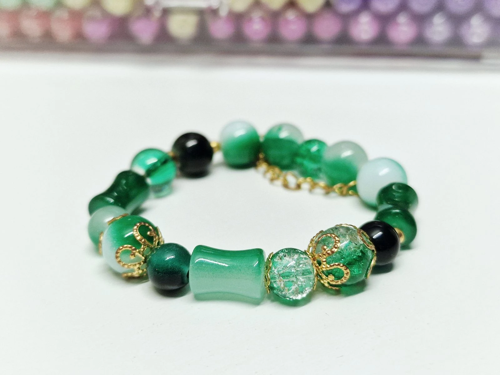 Handgemaakte armband groen en goud